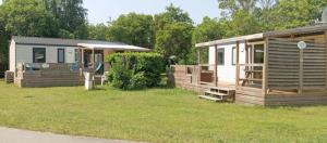 a couple of modular homes in a yard at ZEcamping 4 étoiles avec parc aquatique - sauna et hammam in Sanguinet