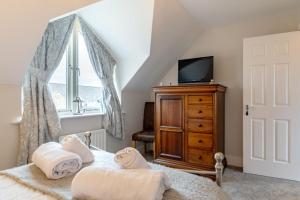 a bedroom with a bed and a tv on a dresser at 2 Bed in Beadnell oc-gd0376 in Beadnell