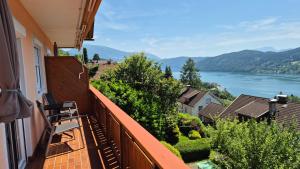 a balcony of a building with a view of the water at Haus Kraller-Urlaub mit Seeblick in Millstatt