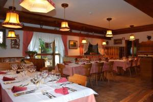 a dining room with white tables and chairs and lights at Hotel Bosco Verde in Mareson