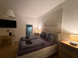 a bedroom with a bed with a large painting on the wall at 35qm2, Whirlpool & Queensize-Bett, Terrasse 50qm2, Self-Checkin, eigener Parkplatz, Nähe Ulm und Universität in Blaustein