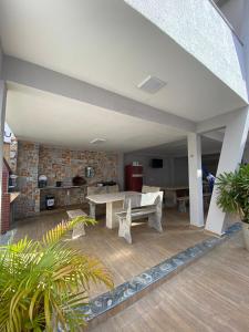 a living room with a table and a stone wall at Chácara Julião da usina in Juazeiro do Norte