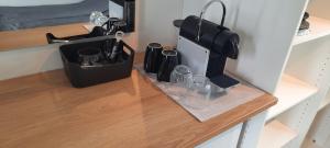 a desk with a laptop and glasses on it at Surf Shack 3 - Zimmer am Strand, Parkplatz, WLAN, Kiten, Surfen, Chillen im Gemeinschaftsgarten, Naturstrand, Restaurants und Geschäfte in 5 Minuten erreichbar, lockere Atmosphäre in Dahme