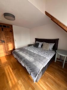 a bedroom with a bed and a table at Ferienwohnung Hansnhof in Wilhelmsthal