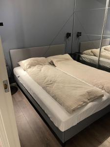 a bedroom with two beds in a room at Modern apartment - Balcony, Parking, BBQ in Vossevangen