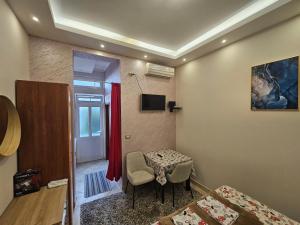 a small room with a table and a chair at Apartmani Vlaovic in Herceg-Novi