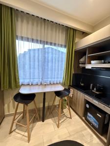 a table and two chairs in a room with a window at Résidence Soavina in Antananarivo