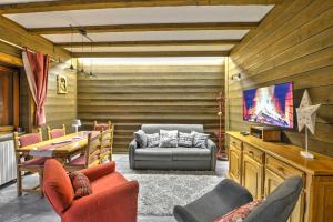 a living room with a couch and a television at Anima Alpina in Morgex