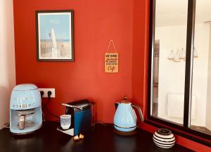 a counter top with a coffee maker and a blender at Alice Cottage in Cléder
