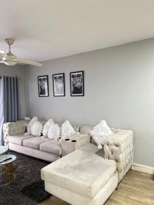 a living room with two couches and a couch at Luxury Property in Kingsborough +1 photo