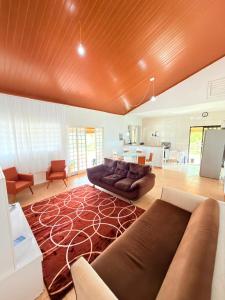 a living room with a couch and a rug at Chacara Vale do Barreiro in Taubaté