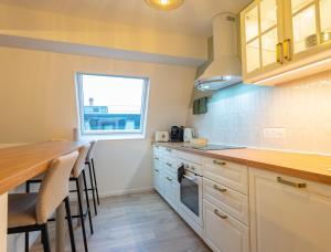 a kitchen with white cabinets and a counter top at Le #7 - Centre ville - Parking privé - Balcon in Saint-Omer +8 photos