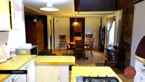 a kitchen and dining room with a table and chairs at Casa Blanca Hotel Campestre in Francisco Zarco