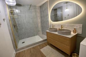 a bathroom with two sinks and a shower at Le #7 - Centre ville - Parking privé - Balcon in Saint-Omer