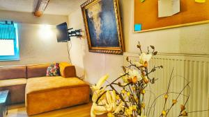 a living room with a couch and a vase of flowers at bei GRETA Wohnung 77 in Marl