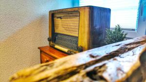 an old radio sitting on top of a wooden table at bei GRETA Wohnung 77 in Marl