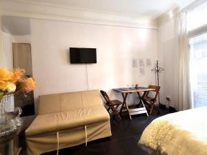 a living room with a couch and a table at Hostal Distrito in Sucre