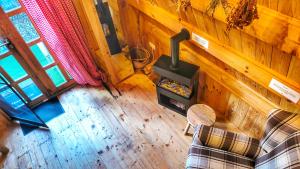 an overhead view of a living room with a wood stove at Finnhütte bei GRETA in Marl