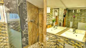 a bathroom with two sinks and a shower at STUGA bei GRETA in Marl