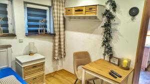 a small room with a desk and a table and a table and chair at STUGA bei GRETA in Marl