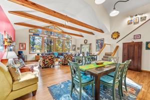 a living room with a table and chairs at Healing House - Healing Escape in Berkeley Springs