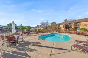 a swimming pool with chairs and a table at Cowboy Hideout in Sedona