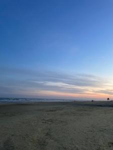 a beach with the ocean in the background at Apto 1 dormi in Capão da Canoa
