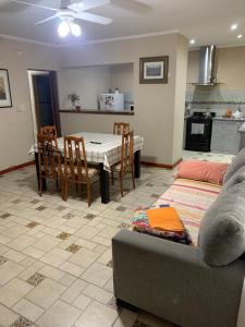 a living room with a couch and a table and a kitchen at Casita de Noe in Tandil