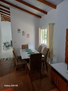 a dining room with a table and chairs at Mar e descanso in São Sebastião