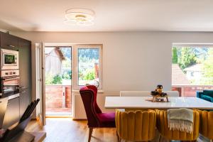 a kitchen and dining room with a table and chairs at Gemütliches Gästezimmer mit gemeinsamer Küche, Wohnzimmer & Balkon in Nassereith