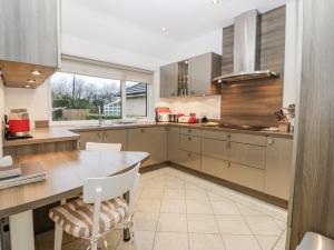 a kitchen with a table and chairs in it at Cairndhu in Boʼness