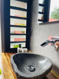 ein Badezimmer mit Waschbecken und Fenster in der Unterkunft Kazaperrok in Grand-Bourg