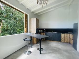ein Esszimmer mit einem Tisch und einem Fenster in der Unterkunft Kazaperrok in Grand-Bourg + 15 Fotos