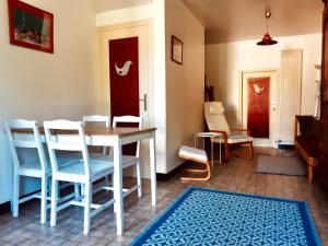 ein Zimmer mit Tisch und Stühlen und einer Tür in der Unterkunft La Suzanne in Brantôme