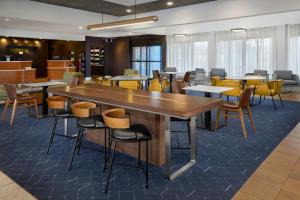 a dining area with tables and chairs in a cafeteria at Courtyard by Marriott Huntsville University Drive in Huntsville +47 photos