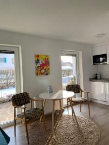 a living room with a table and two chairs at Stilvolles Studio im Allgäu in Rettenbach am Auerberg