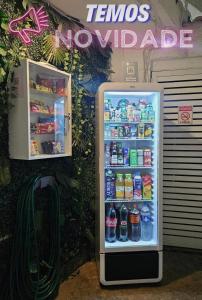 Ein Kühlschrank voller Getränke vor einem Geschäft in der Unterkunft Sulacap Dulce Recanto in Rio de Janeiro