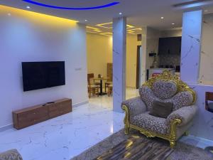 a living room with a chair and a tv at Résidence Salt Lake in Pikine