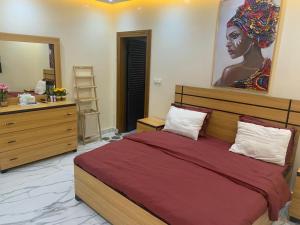a bedroom with a large bed and a mirror at Résidence Salt Lake in Pikine