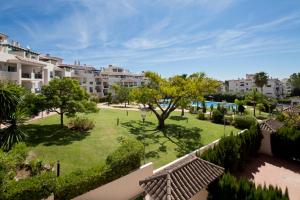 uma vista para um parque com árvores e edifícios em Lorcrimar 3 em Marbella