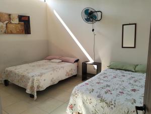 ein Schlafzimmer mit einem Einzelbett und einem Bett sidx sidx sidx sidx in der Unterkunft Hotel Morelia Nova in Morelia + 21 Fotos