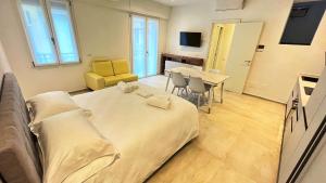 a bedroom with a bed and a table and chairs at Boutique Apartments Magenta in Magenta
