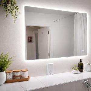 a bathroom with a large mirror and a sink at Spacious 2 Bed Apartment with Free Parking, Sleeps Up To 6 in Purley