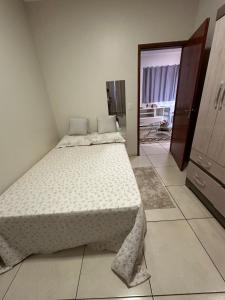 a bedroom with a bed in a room at Apt Aconchegante no Centro de Rolim in Rolim de Moura