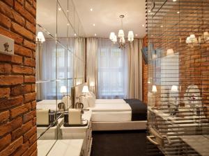 Posteľ alebo postele v izbe v ubytovaní Hotel Betmanowska Main Square Residence Adults Only