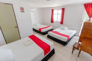 a room with two beds and a piano in it at HOTEL LOS CEDROs in Yalsí
