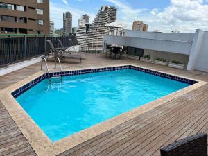 a swimming pool on the roof of a building at Enseada do Suá Golden Gate - Moderno e Espaçoso in Vitória