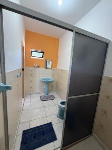 a bathroom with a shower and a toilet at Recanto Aconchego Itapoá in Itapoa