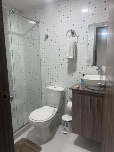 a bathroom with a toilet and a shower and a sink at En el corazon de Dosquebradas in Dosquebradas +13 photos