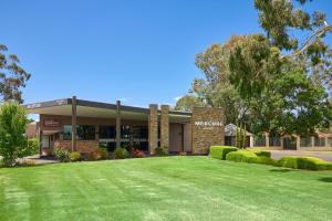 a building with a lawn in front of it at Mercure Barossa Valley in Tanunda